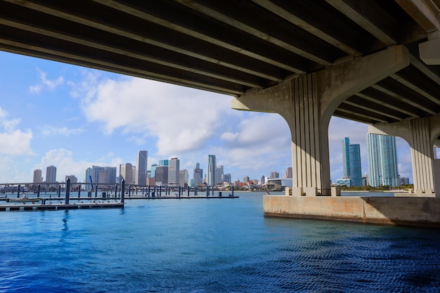 Orizzonte del centro di Miami sotto il ponte Florida