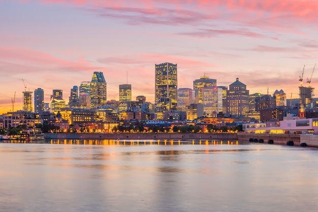 Orizzonte del centro di Montreal al tramonto in Canada