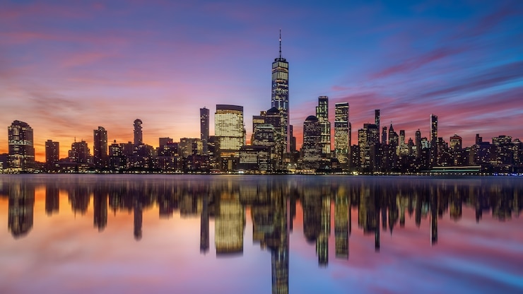 Foto orizzonte del centro di new york city al tramonto - bellissimo paesaggio urbano in usa