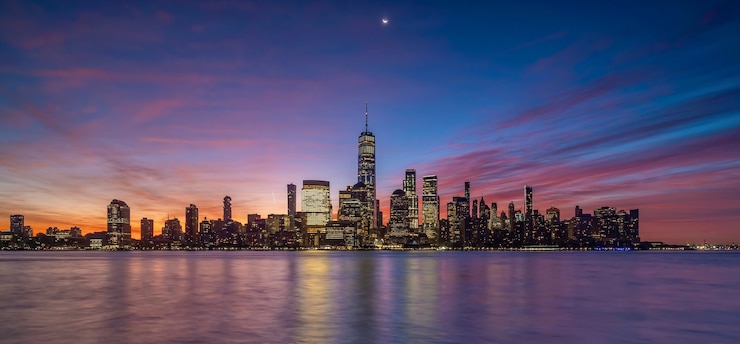 Foto orizzonte del centro di new york city al tramonto - bellissimo paesaggio urbano in usa