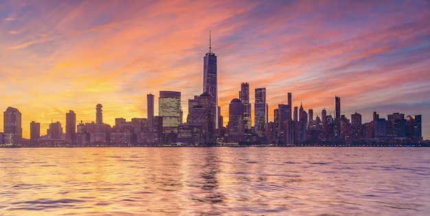 Orizzonte del centro di New York City al tramonto - bellissimo paesaggio urbano in USA