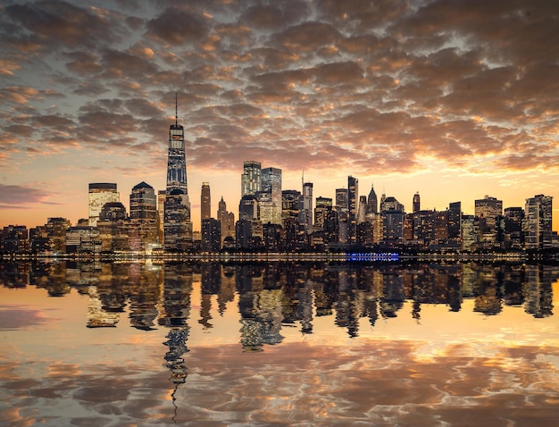 Orizzonte del centro di New York USA al tramonto sull'East River