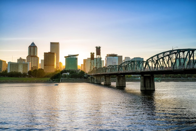 Orizzonte del centro di Portland Oregon