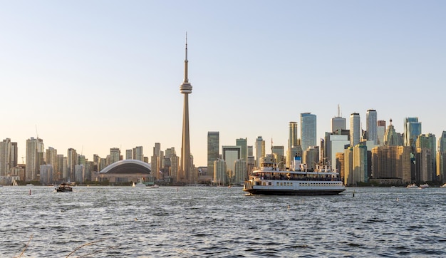 Orizzonte del centro di Toronto City all'ora del tramonto Traghetto per l'isola di Toronto sul porto interno Ontario Canada
