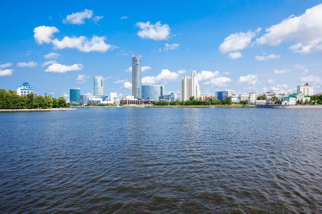 Orizzonte del centro urbano di Ekaterinburg e fiume Iset. Ekaterinburg è la quarta città più grande della Russia e il centro di Sverdlovsk Oblast.