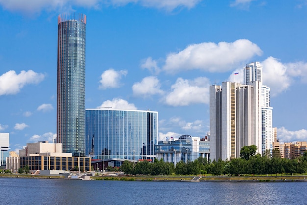 Orizzonte del centro urbano di Ekaterinburg e fiume Iset. Ekaterinburg è la quarta città più grande della Russia e il centro di Sverdlovsk Oblast.