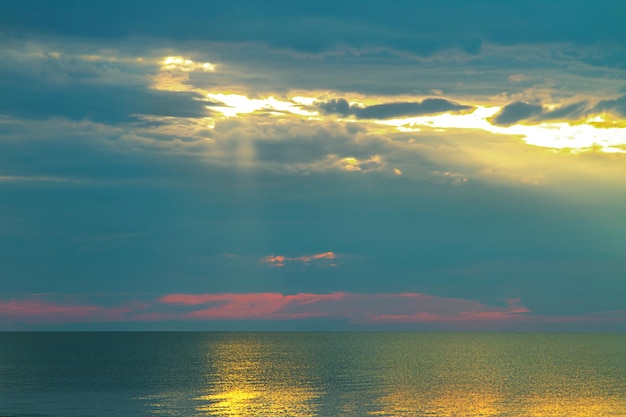 Orizzonte del mare all'alba al mattino