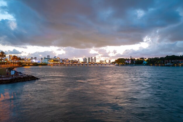 Orizzonte del paesaggio urbano di Miami Florida sulla baia di Biscayne Panorama al crepuscolo con i grattacieli urbani e il ponte sul mare con la riflessione