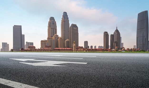 Orizzonte del paesaggio urbano di Road Plaza e Tianjin