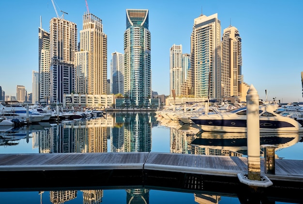 Orizzonte del porticciolo di Dubai negli Emirati Arabi Uniti