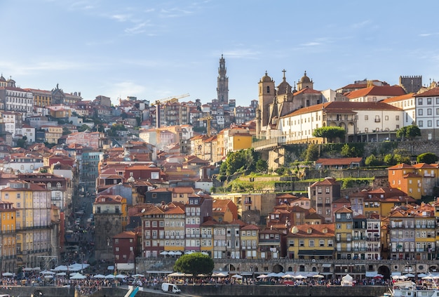 Orizzonte del porto del vino di oldtown di Oporto con il fiume del Duero su estate, Portogallo