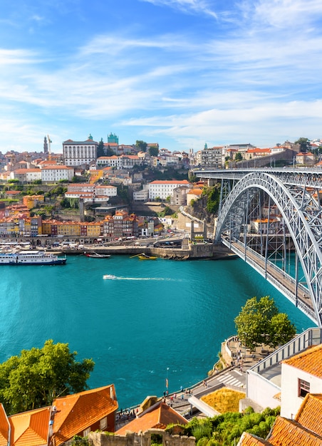 Orizzonte del porto del vino di oldtown di Oporto