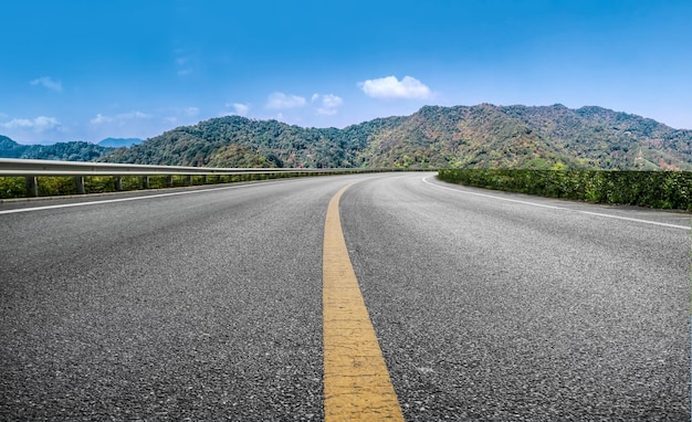 Orizzonte dell'autostrada e edifici moderni del distretto finanziario