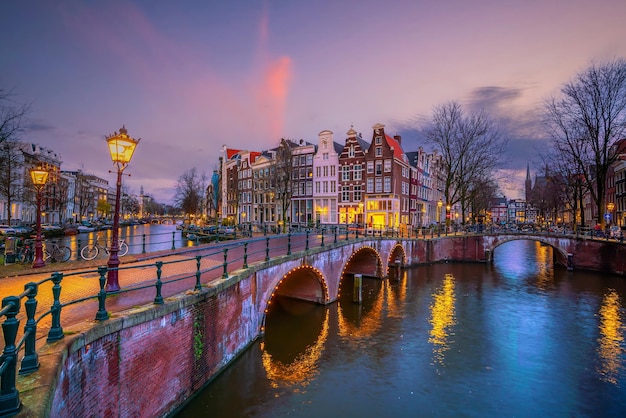 Orizzonte della città del centro di Amsterdam. Paesaggio urbano in Olanda al tramonto