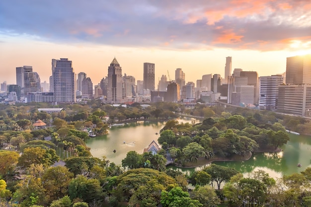 Orizzonte della città del centro di Bangkok con il parco Lumpini dalla vista dall'alto in Thailandia al tramonto