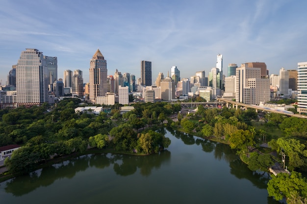 Orizzonte della città di Bangkok Tailandia al distretto aziendale centrale di luce del giorno della via di Sathorn di mattina.