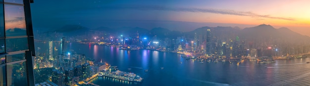 Orizzonte della città di Hong Kong con vista sul porto Victoria al crepuscolo dalla vista dall'alto