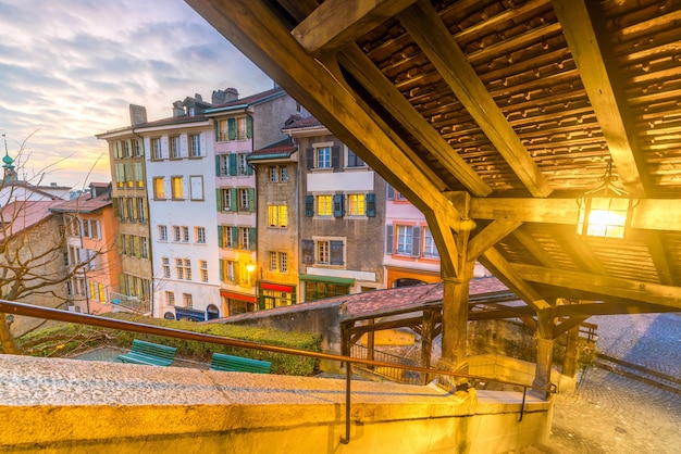 Orizzonte della città di Losanna del centro in Svizzera al tramonto