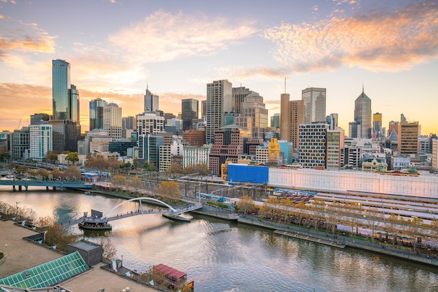 Orizzonte della città di Melbourne al crepuscolo in Australia