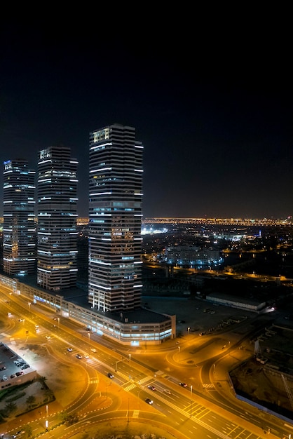 Orizzonte della città di notte nel distretto di Marina Dubai