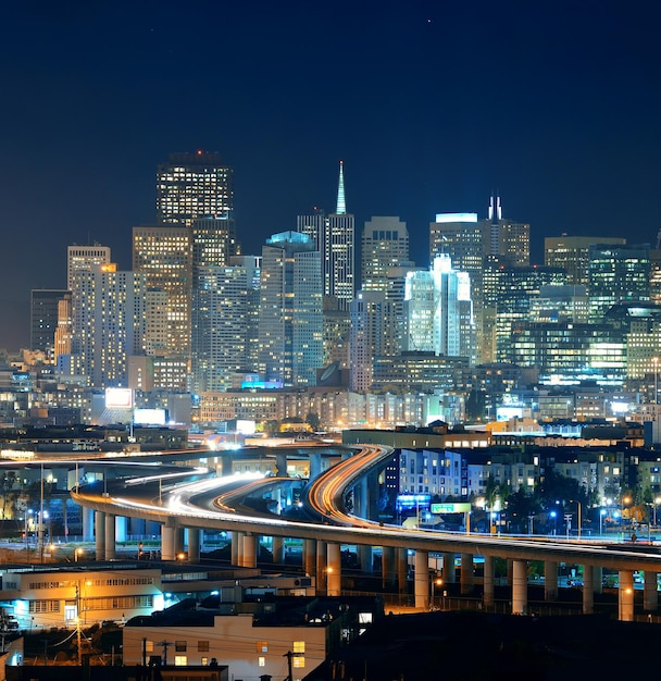 Orizzonte della città di San Francisco con architetture urbane di notte con il ponte dell'autostrada.