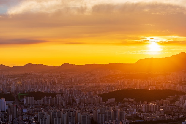 Orizzonte della città di Seoul al tramonto