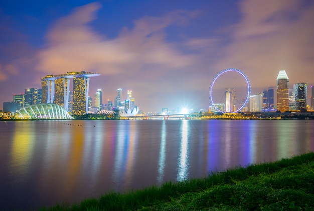 Orizzonte della città di Singapore alla vista di notte da Marina Barrage nella città di Singapore