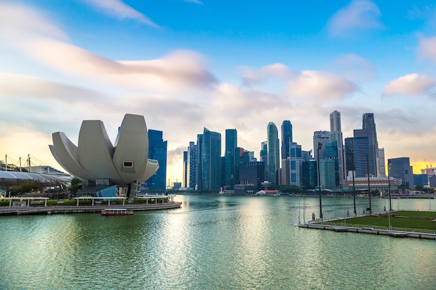 Orizzonte della città di Singapore di notte