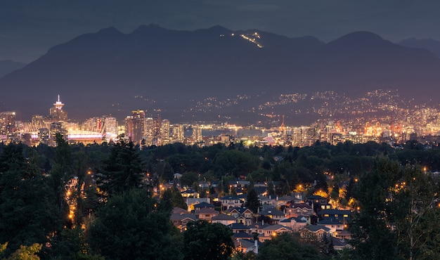 Orizzonte della città di Vancouver alla notte, Columbia Britannica, Canada