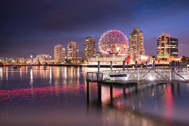 Orizzonte della città di Vancouver alla notte, Columbia Britannica, Canada