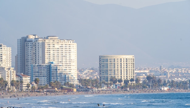 Orizzonte della città in spiaggia al tramonto La Serena Chile