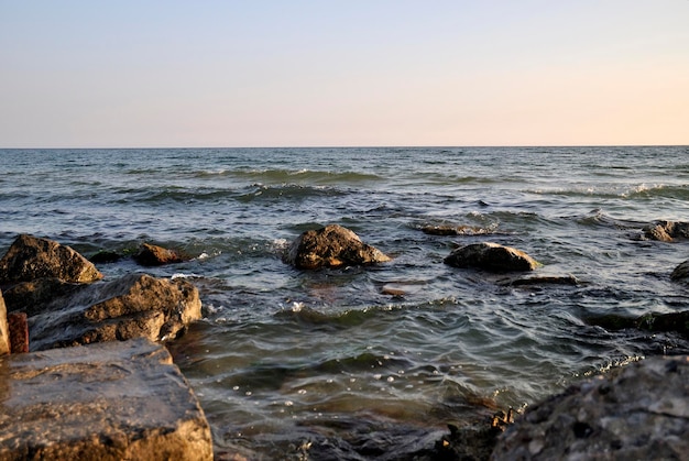 Orizzonte della natura di pietra delle onde del mare