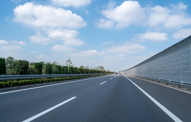 Orizzonte della superstrada e paesaggio naturale all'aperto