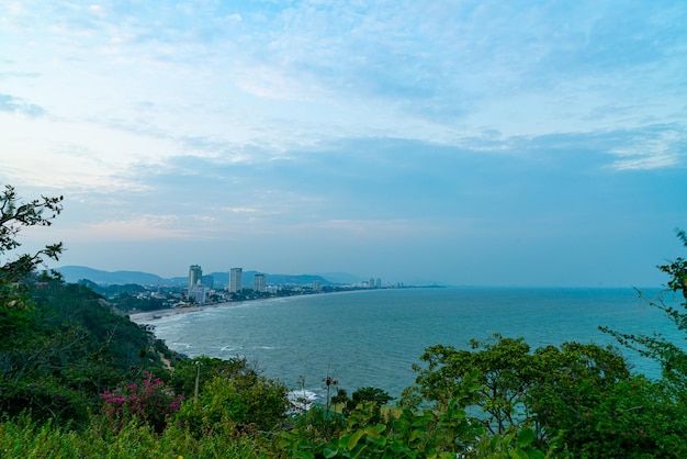 Orizzonte dello scape della città di Hua Hin in Thailandia all'ora del tramonto