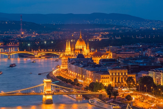 Orizzonte di Budapest in Ungheria. Vista notturna sul palazzo del Parlamento sul delta del Danubio