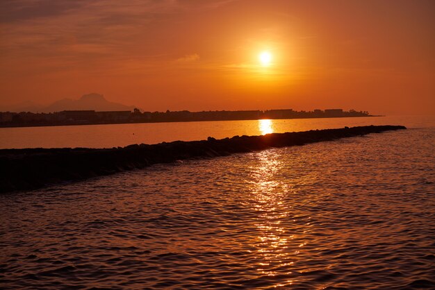 Orizzonte di Denia al tramonto con in Spagna