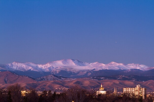 Orizzonte di Denver all'alba in inverno.