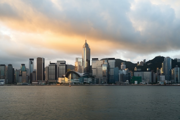 Orizzonte di Hong Kong con luce solare di mattina sopra Victoria Harbor a Hong Kong.