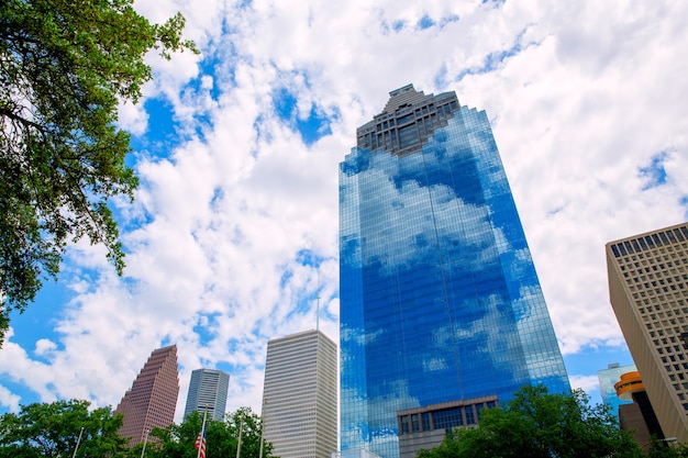 Orizzonte di Houston Texas con skyscapers e cielo blu