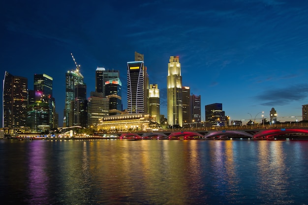 Orizzonte di lungomare del fiume di Singapore all&#39;ora blu