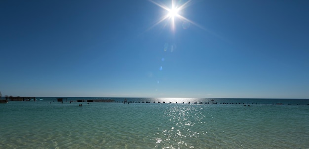 orizzonte di mare blu e cielo blu