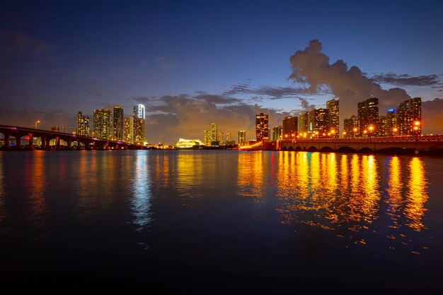 Orizzonte di Miami Florida USA sulla baia di Biscayne