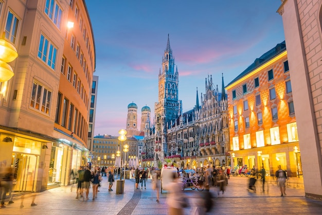 Orizzonte di Monaco di Baviera con il municipio di Marienplatz in Germany