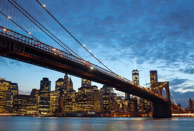 Orizzonte di New York City entro la notte