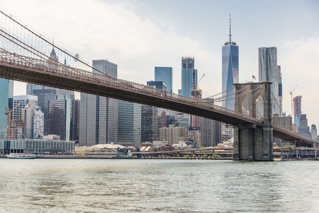 Orizzonte di New York con il ponte di Brooklyn