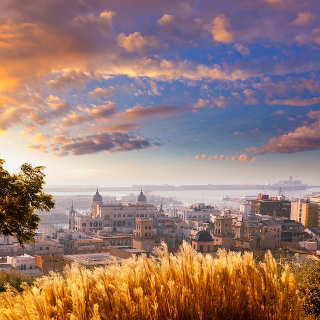 Orizzonte di paesaggio urbano di Alicante in Mar Mediterraneo