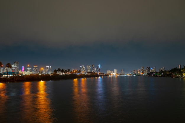 Orizzonte di paesaggio urbano di Miami Florida sul panorama della baia di biscayne al crepuscolo con i grattacieli urbani ed il ponte o