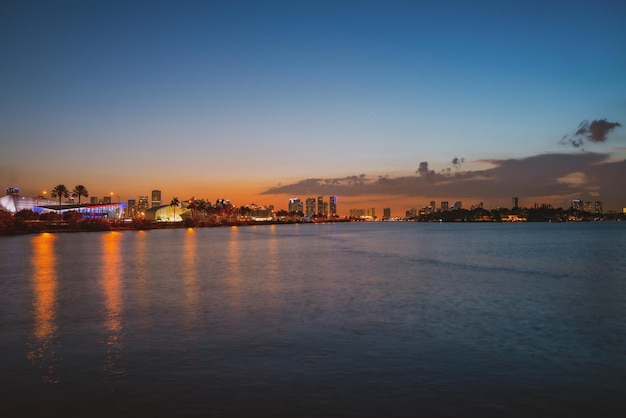 Orizzonte di paesaggio urbano di Miami Florida sul panorama della baia di biscayne al crepuscolo con i grattacieli urbani ed il ponte o