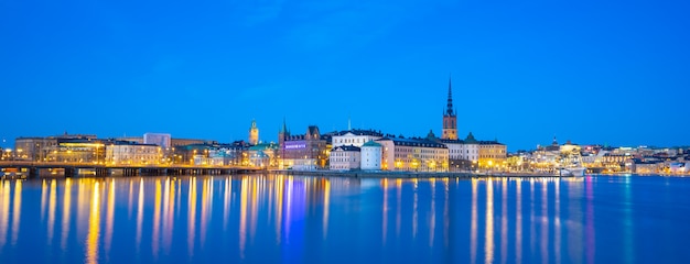 Orizzonte di paesaggio urbano di Stoccolma con la vista di Gamla Stan alla notte a Stoccolma, Svezia