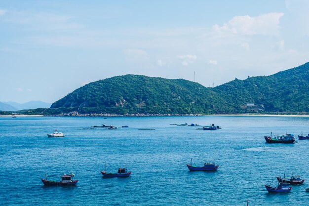 Orizzonte di panorama di bellezza in puro blu mare azzurro nuvole bianche cielo sereno montagna isola sfondo barche a vela Ideale per carta da parati di design Ricreazione turistica dopo il concetto di vacanza estiva pandemica